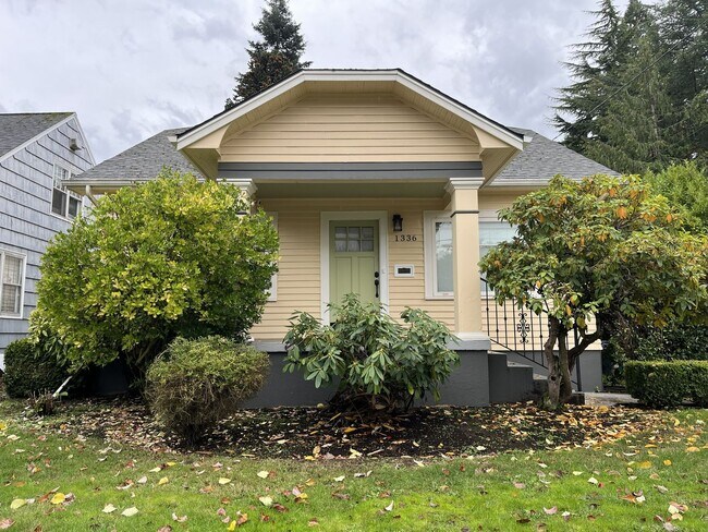Foto del edificio - Charming 4-Bedroom Portland Home with Spac...