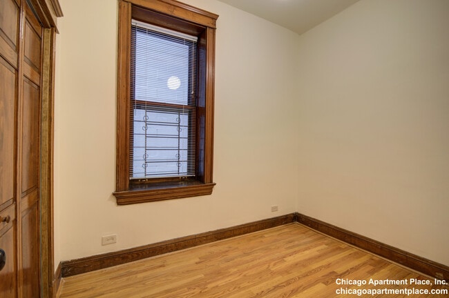 Building Photo - 1433 N Wells St