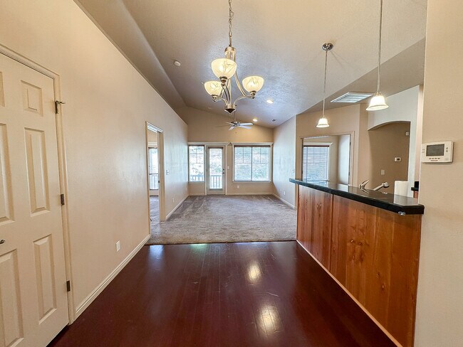 Foto del edificio - 1015 Canyon Meadow Dr