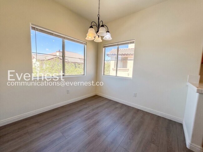 Building Photo - 3 Bed, 2 Bath Condo with Modern Amenities / Available Now!