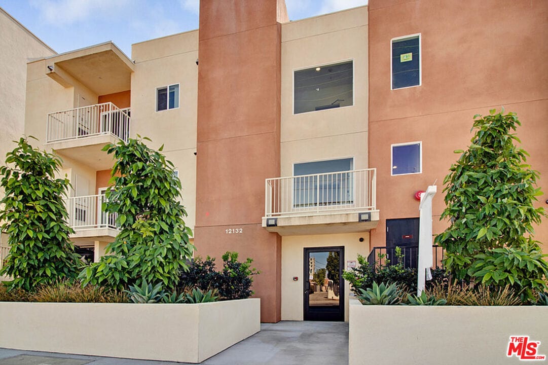 Foto principal - 12132 Hart St