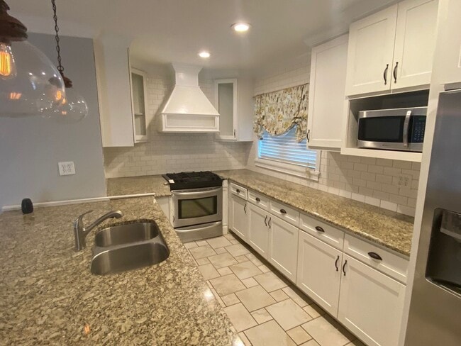 Building Photo - 4 Bedroom, 2 Bath Updated home in Jordan/Johnson area