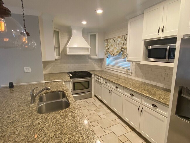 Foto del edificio - 4 Bedroom, 2 Bath Updated home in Jordan/Johnson area