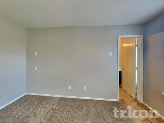 Foto del edificio - 851 Village Point Ln