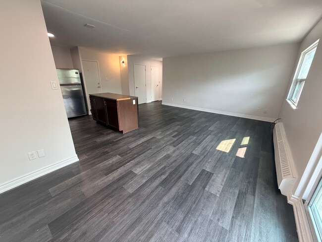 Building Photo - 20 Bradmon Dr