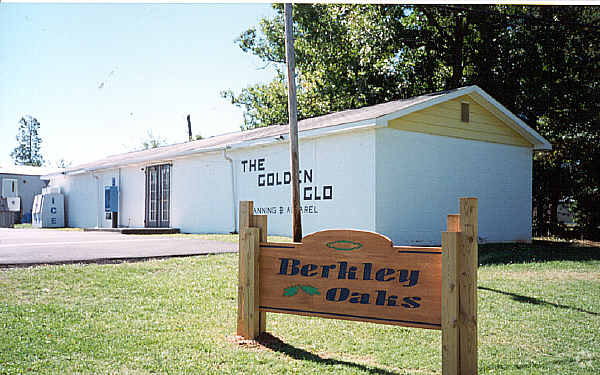 Primary Photo - Berkley Oaks