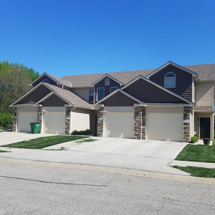 2172 SW Timbertrace Ln, Lee's Summit, MO 64082 Townhouse for Rent in