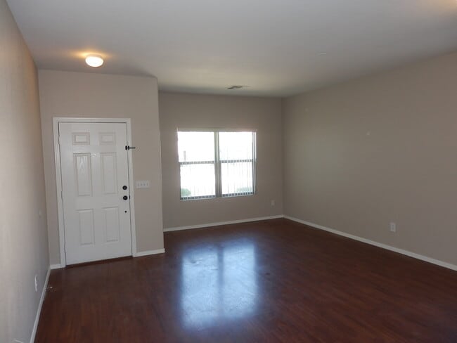 Building Photo - Spacious 2-Story Home with NEW Carpet and ...