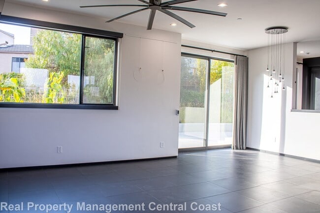 Building Photo - AVAILABLE DECEMBER - Custom 3 Bedroom / 2....