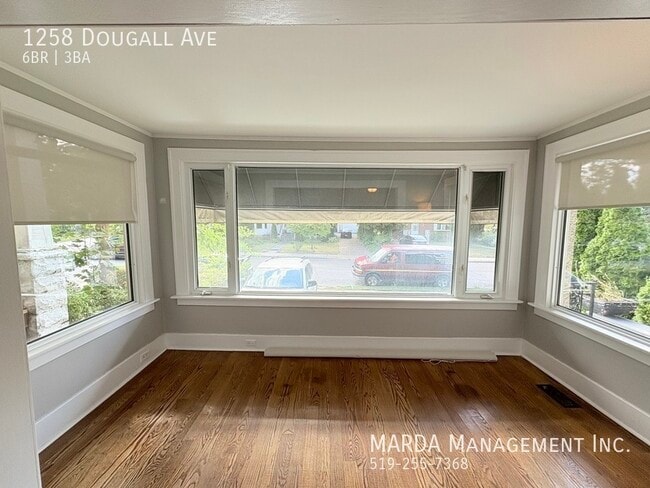 Photo du bâtiment - CHAMRING 6 BED/ 3 BATH HOUSE DOWNTOWN WIND...