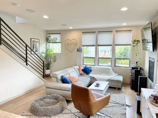 Foto del edificio - Sophisticated Greenwood Townhome with View...
