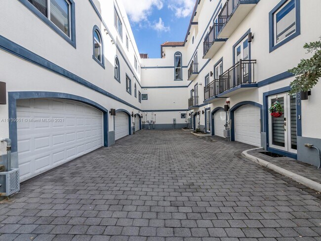 Building Photo - 820 NE 7th St  G Fort Lauderdale Fl 33304