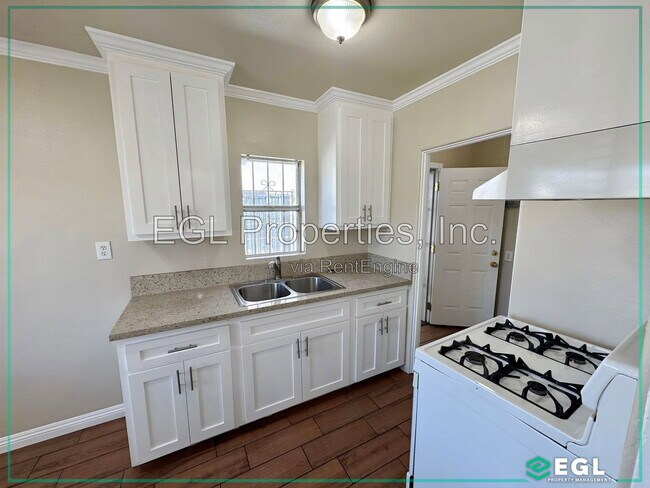 Building Photo - 648 W 91st St