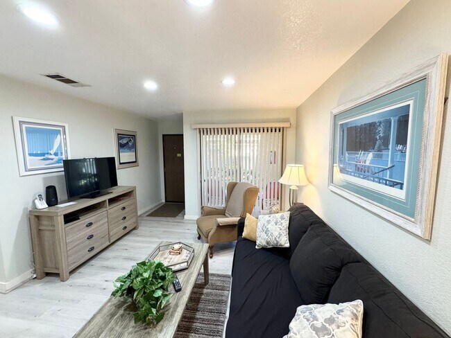 Foto del edificio - Long Term - Beautifully Updated 1 Bedroom Condo in Palm Springs Villas II