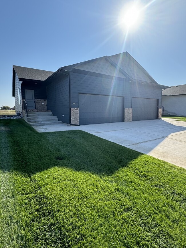 Building Photo - 672 Long Path Ct