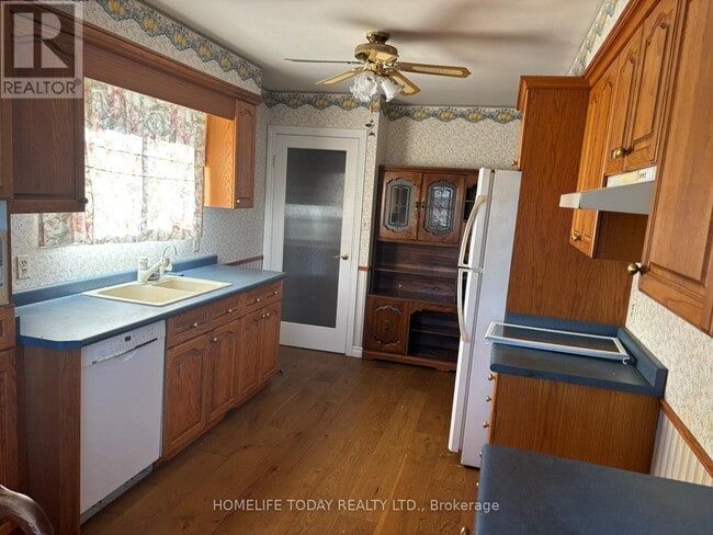 Building Photo - 543 Glendene Crescent