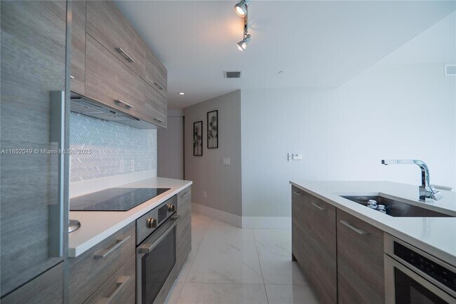 Foto del edificio - 650 NE 32nd St