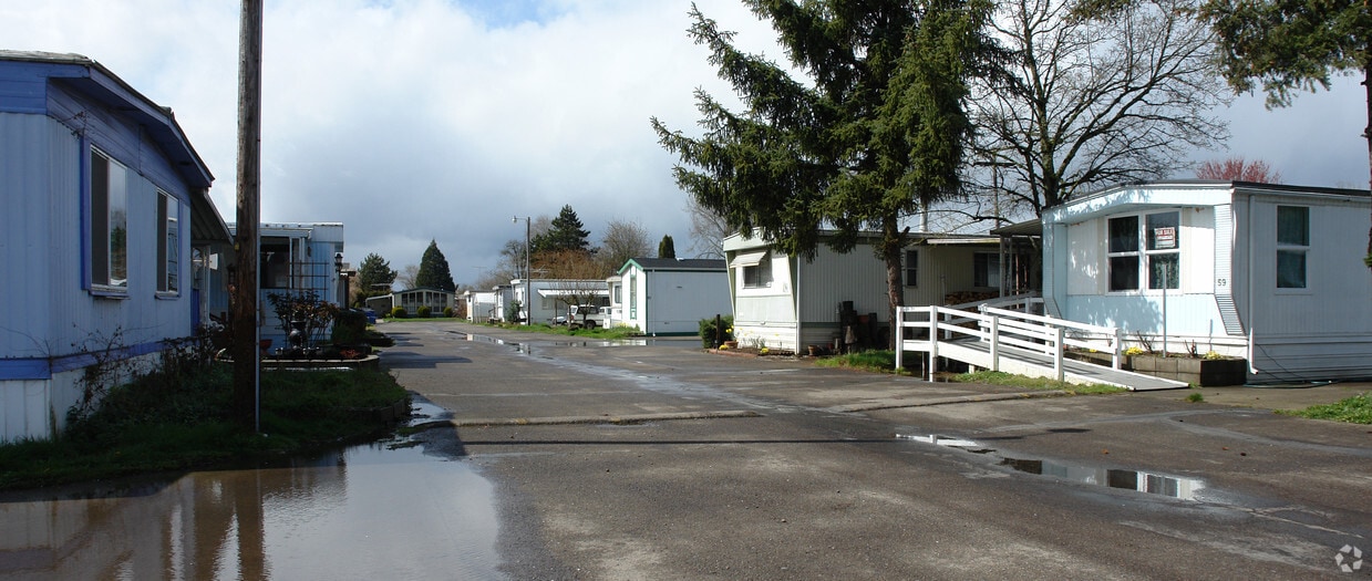 Heatherdale Mobile Home Village Apartments in Albany, OR