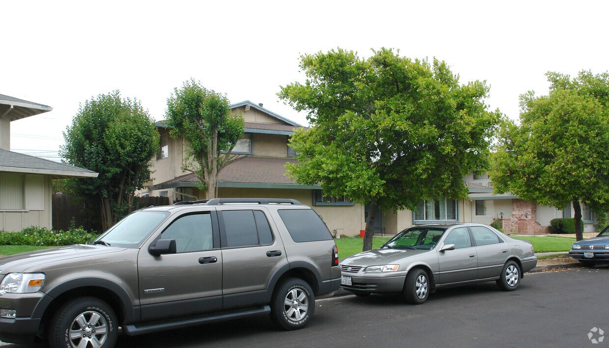 Building Photo - 874 Castlewood Dr
