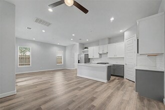 Building Photo - 911 W 35th St