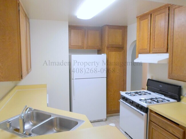 Foto del edificio - Condo in Great Location! Award Winning Schools!