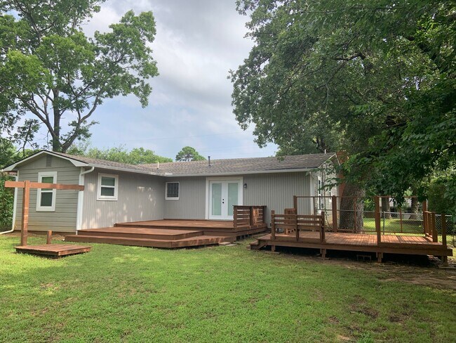 Building Photo - 1929 Collier Dr