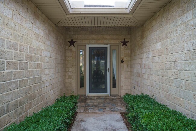 Foto del edificio - 12 Golf House Rd