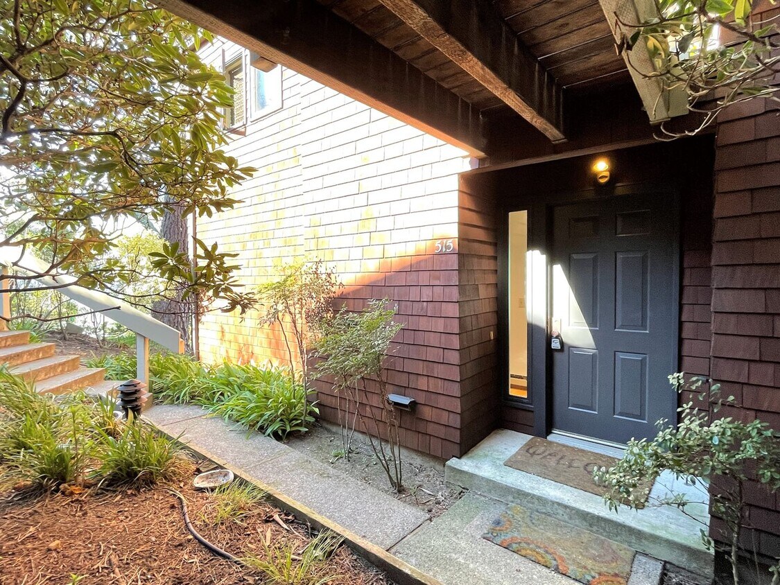 Primary Photo - Gorgeous 1 bedroom condo with incredible v...