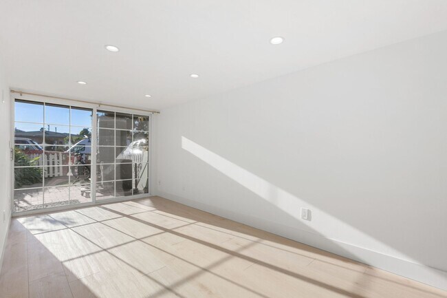 Building Photo - Updated Garden 2 BR Apartment in Heart of ...