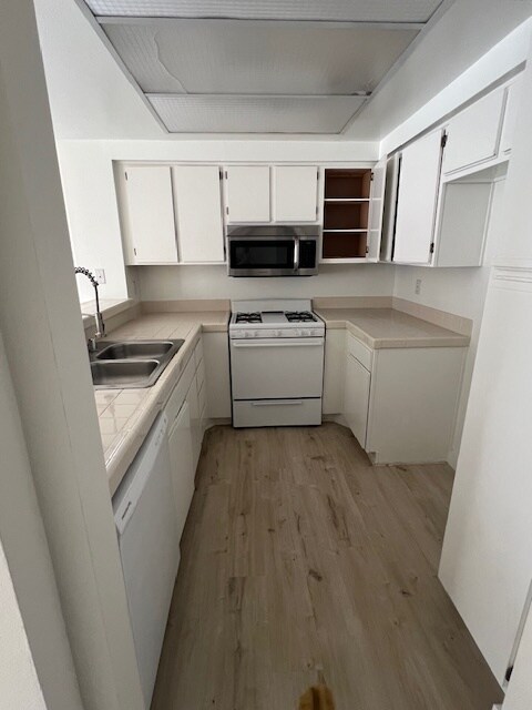 Foto del edificio - 4240 Lost Hills Rd