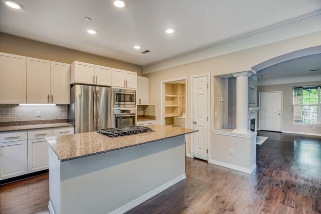 Building Photo - The Estates at Cougar Mountain