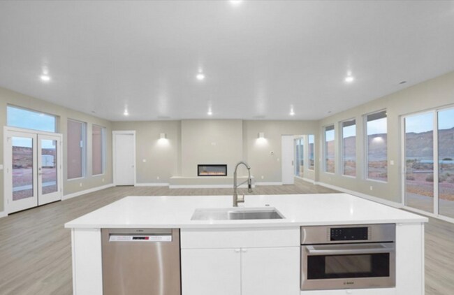 Building Photo - 840 S Victory Dr