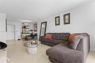 Building Photo - 100 Bayview Dr