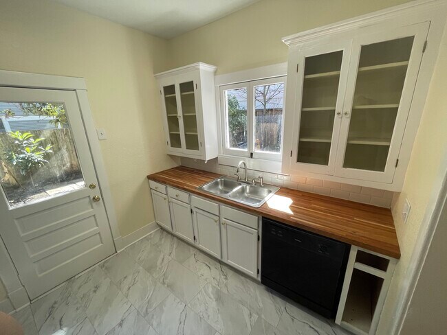original charm throughout - 411 Peden St