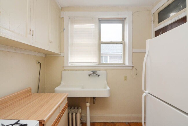 Building Photo - 4230 N Paulina St