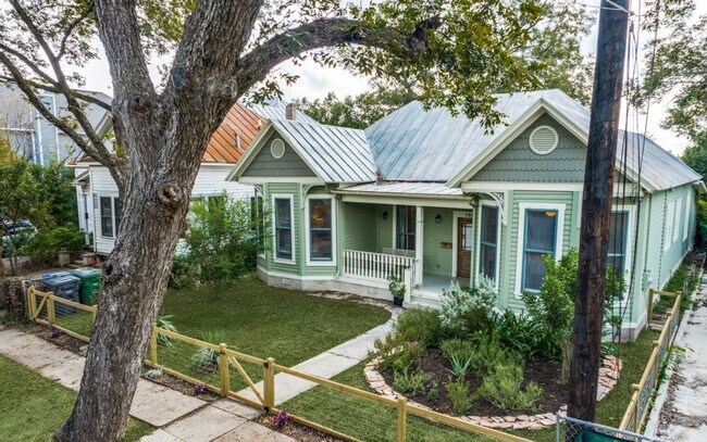 Building Photo - Fully renovated 4 bedroom/4 bath home