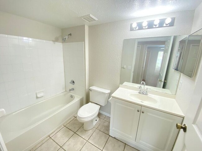 Foto del edificio - 13917 Fairway Island Dr