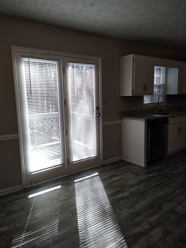 Building Photo - Now Available! 5 bedroom 2 bath home!