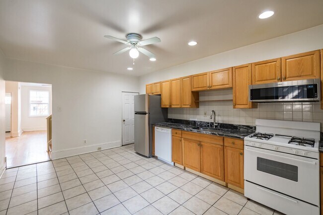 Building Photo - Four Bed Bella Vista Townhome