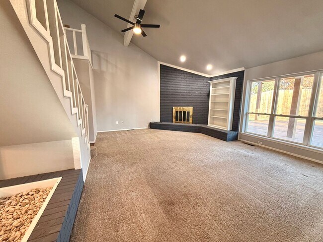 Building Photo - Large 4BD 2BA Home w/ Bonus Loft Located i...