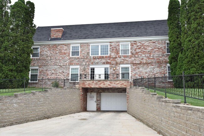 Building Photo - 2076 Chateau Ct