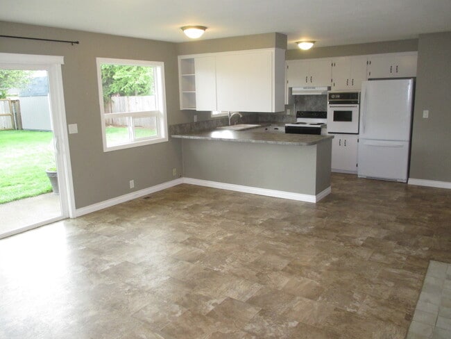 Building Photo - Large Three Bedroom Home in Keizer