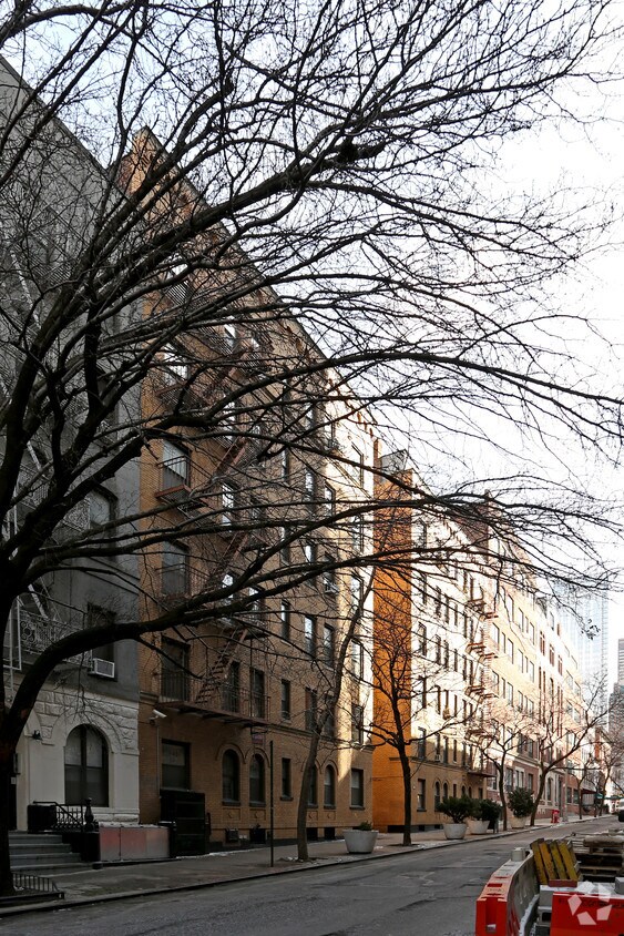 Building Photo - 427 W 51st St