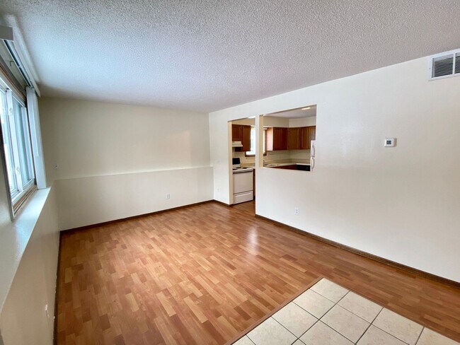 Building Photo - Aplin Duplex (4025/4027)
