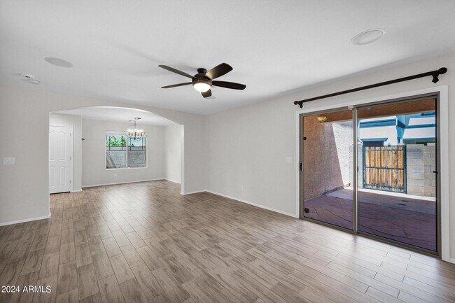 Building Photo - 2532 E Vermont Dr