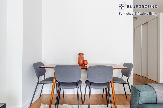 Foto del edificio - 279 E 44th St