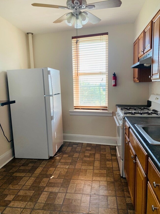 Building Photo - 27 W 1ST St