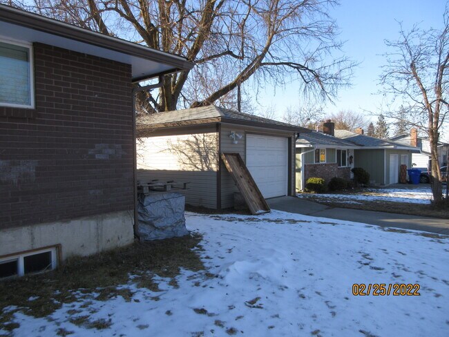 detached 1 car garage with opener - 308 W Price Ave