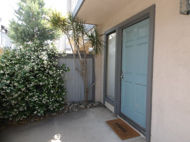 Building Photo - Spacious 2 Bed / 2 Bath Townhome in Resort...
