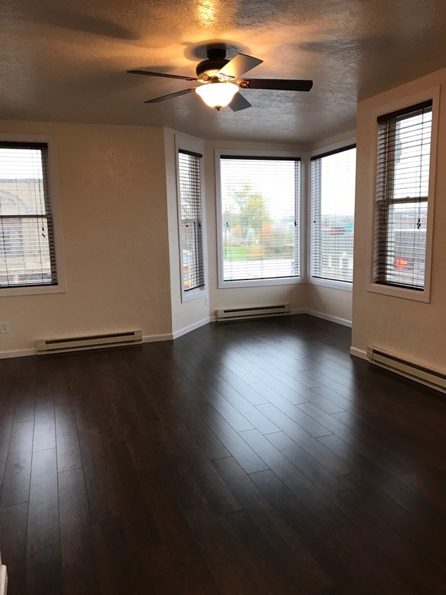 Livingroom - 153 E 2nd St